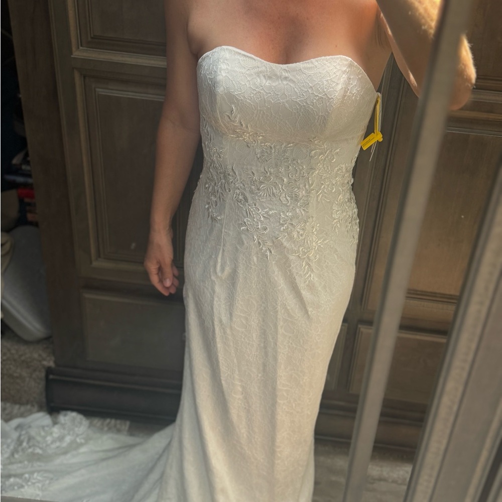 Elegant Strapless Lace Wedding Dress